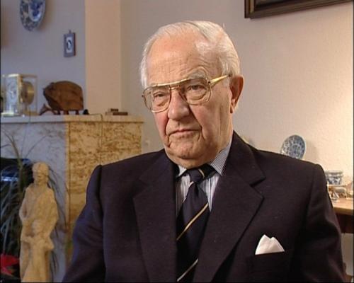 Piet de Jong, voormalig premier, wist niet dat Korsten overleden was.