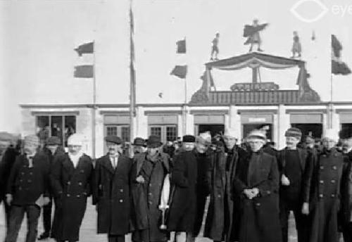 Op de Thialf-ijsbaan in 1917 (still uit film)