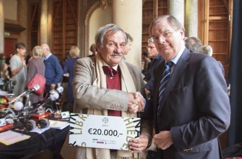 Alexander Münninghoff ontvangt de Libris Geschiedenisprijs 2015 uit handen van juryvoorzitter Bernard Wientjes