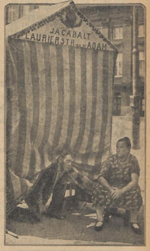 Cabalt met zijn echtgenote uitblazend na de inspannende arbeid,  De Sumatra post 20-08-1929