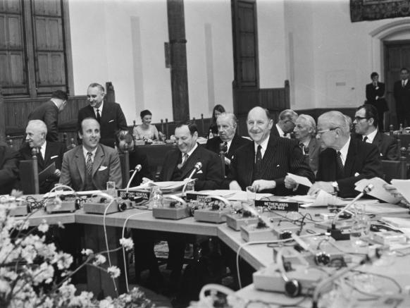 Bijeenkomst ministers van Buitenlandse Zaken West-Europa Nederlandse delegatie met minister Luns 17 april 1971 Den Haag fotocollecite Anefo