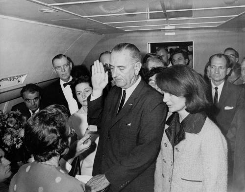 Inauguratie president Johnson na moord op Kennedy aan boord van de Air Force One (22 november 1963)
