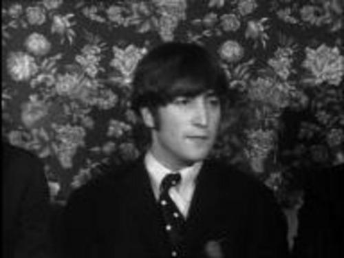 John Lennon tijdens de persconferentie
