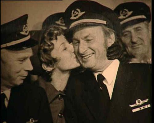 Stewardess Annette Aben-Kiel zoent gezagsvoerder Risseeuw als de kaping voorbij is.