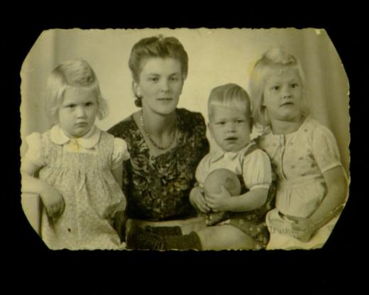 Gre Brouwers met haar drie kinderen vlak na de oorlog