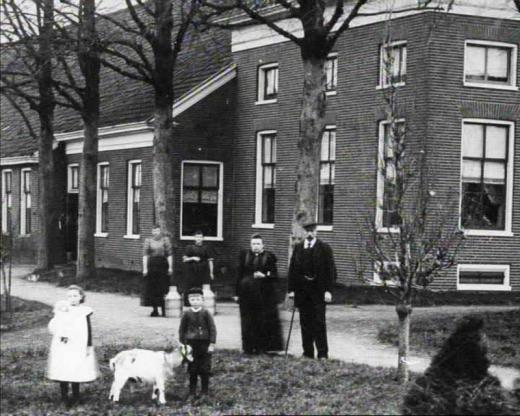 &lt;p&gt;Herenboer met dienstmeiden op de achtergrond&lt;/p&gt;