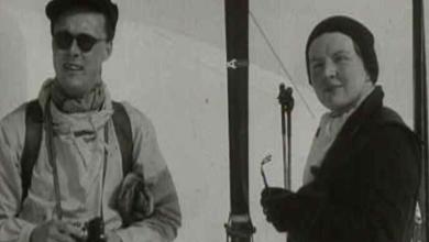 Juliana en Bernhard staan de pers te woord in de Oostenrijkse sneeuw tijdens een dag skiën