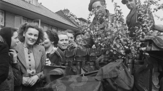 Britse bevrijders worden met bloeiende bloesem ontvangen