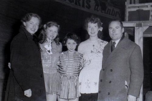 Annie Verlee, Sjoukje&amp;Joan, onbekende en Arnold Gerschwiler (Londen, ca. 1955)
