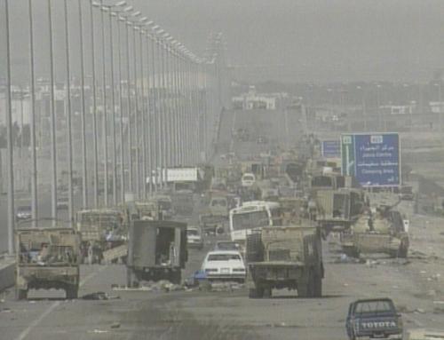 Verwoeste tanks en door militairen gebruikte burgervoertuigen op de Highway of Death