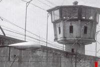 Wachttoren bij de buitenmuur van de Stasi gevangenis