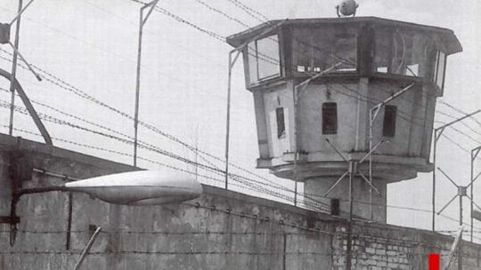 Wachttoren bij de buitenmuur van de Stasi gevangenis