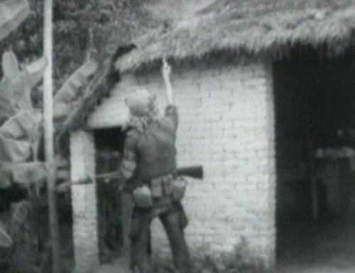 Een Amerikaanse soldaat zet een Vietnamees huis in brand