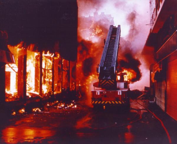 Autoladder vat vlam op de Kalverstraat