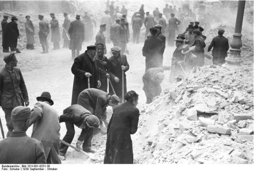 Opruimwerkzaamheden na bombardement op Warschau