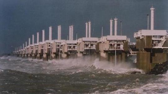 Oosterscheldekering. Volgens de American Society of Civil Engineers zijn de Deltawerken een wereldwonder.