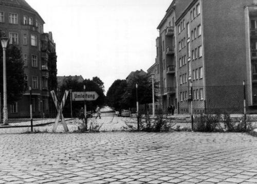 De eerste wegversperringen op het kruispunt Lohmühlerstrasse en Hazerstrasse vanaf de Lohmühlerbrücke, 1961 (Landesarchiv Berlin, Peter Kühnappel)