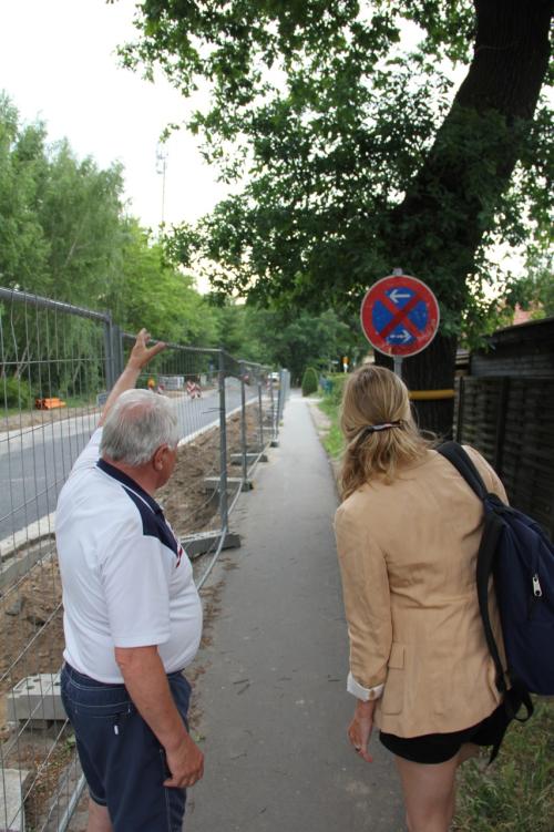 Herr Rossnagel toont verslaggever Sanne Boersma waar de Muur achter het verenigingshuis liep