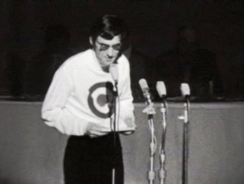 Optreden Ed Hoornik (met schietschijf-shirt) bij &quot;Poëzie in Carré&quot; (VPRO, 1966)