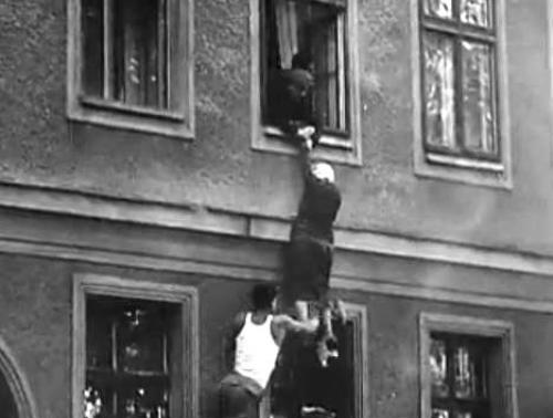 De 77-jarige Frieda Schulze laat zich uit het raam zakken op de Bernauerstrasse om te vluchten naar het Westen, maar overleeft haar vluchtpoging uiteindelijk niet.