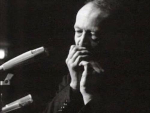 Louis Lehmann besluit zijn optreden met de mondharmonica (VPRO, 1966)