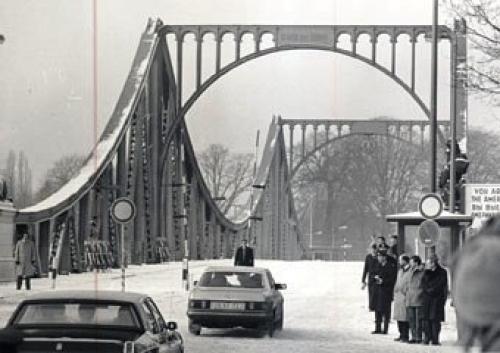 Uitruil van Sovjet-dissident Antoli Sjtsjaranski en geheime agenten op de Glienicker Brücke, 11 februari 1986 (foto: Klaus Lehnartz/Landesarchiv Berlin (274637))