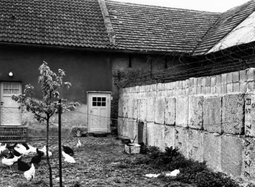 Het huis aan de Gutsstrasse waar de muur aanvankelijk dwars doorheen liep (Landesarchiv Berlin, H. Bier und J. Willa, nr. 84105)