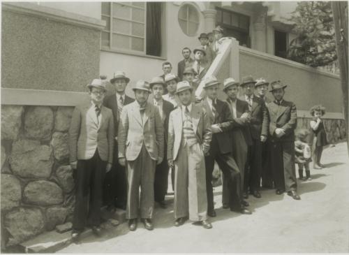 Een groep Pools-Joodse Talmoed-studenten, die met zogenaamde “Curaçao -visa” in Kobe zijn beland, poseren voor een gebouw van “the Jewish Committee”, 1940-41