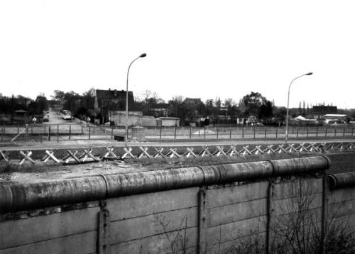 Zicht over de Muur en grensstrook bij Rosenthal in 1976. (foto: Landesarchiv Berlin, M. Jacoby nr. 190871)
