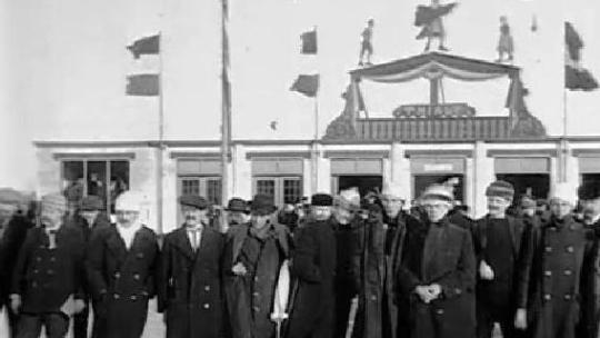 Op de Thialf-ijsbaan in 1917 (still uit film)