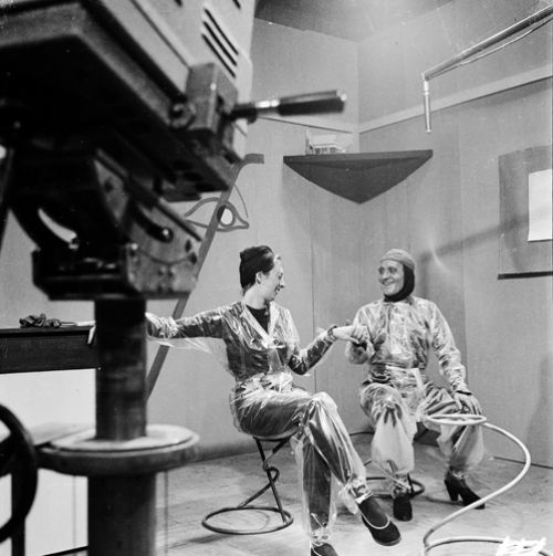 Werkfoto van De Toverspiegel met Hetty Blok en Ad Hooykaas in Studio Irene. 2 oktober 1951