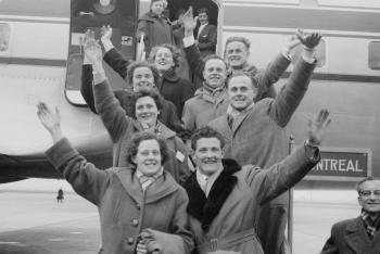 Vertrek van 4 bruidsparen uit Oisterwijk tegelijk naar Canada vanaf Schiphol 26 maart 1954