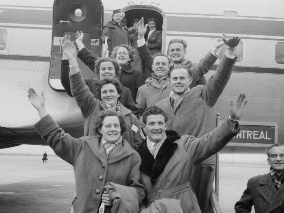 Vertrek van 4 bruidsparen uit Oisterwijk tegelijk naar Canada vanaf Schiphol 26 maart 1954