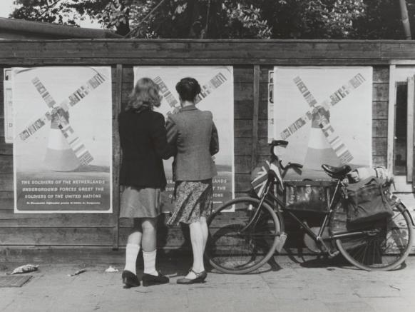 Posters van het Nederlandse verzet tijdens de Tweede Wereldoorlog met een groet naar de soldaten van de Bondgenoten 1945