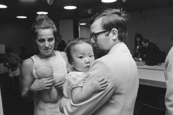Tien weeskinderen uit Korea arriveren voor adoptie op Schiphol 15 juli 1971