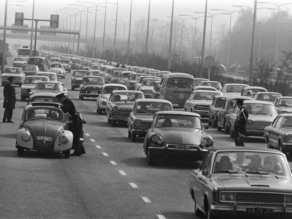 Douane controleert auto's en bestuurders 9 april 1971