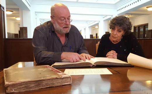 Hanneke Groenteman en Harmen Snel in het Stadsarchief Amsterdam