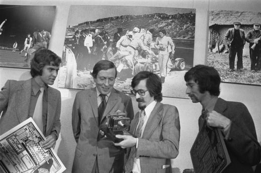 Prins Claus reikt de Zilveren Camera uit aan Rob Mieremet voor de beste Nederlandse persfoto van 1973 Anefo