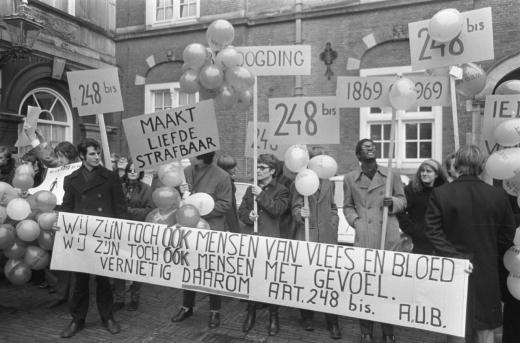 Demonstratie tegen wetsartikelen over homofilie contacten op het Binnenhof jongelui met spandoeken en borden