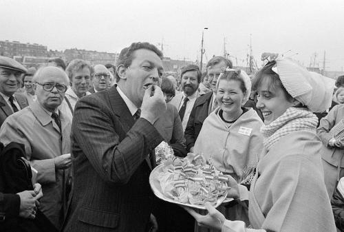 Vlaggetjesdag 1983: Toenmalig minister Gerrit Braks proeft een haring