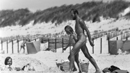 Wandelaars op het naaktstrand, 1975