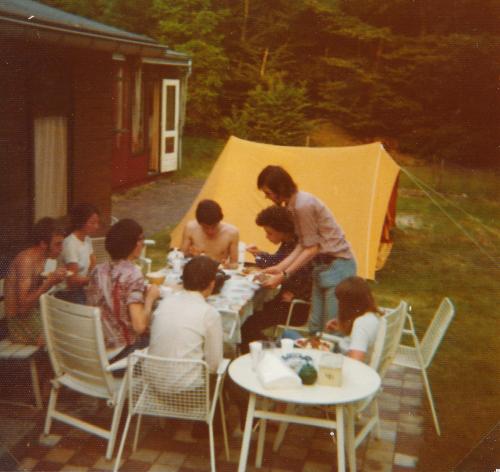 Bewoners en begeleiders tijdens zomerkamp Vierhouten (1975)