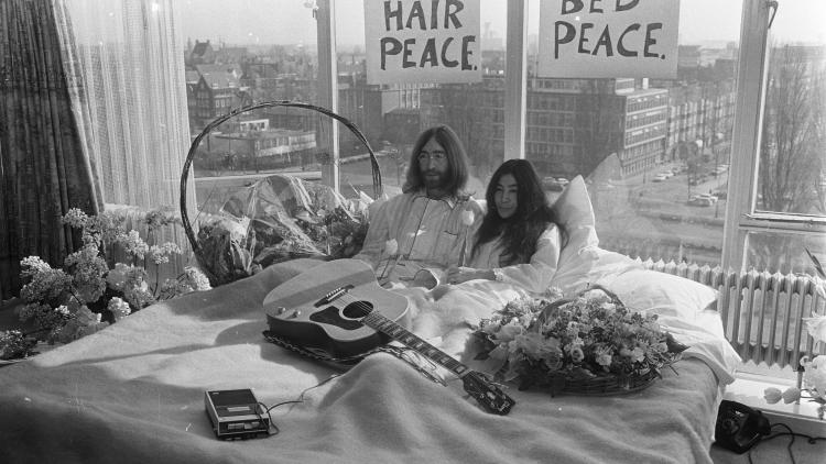 In bed met John en Yoko