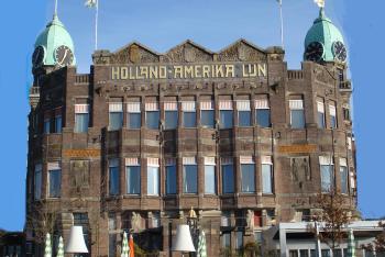 kleurenfoto van Hotel New York, hoofdkwartier van de Holland Amerika Lijn in Rotterdam