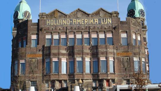 kleurenfoto van Hotel New York, hoofdkwartier van de Holland Amerika Lijn in Rotterdam