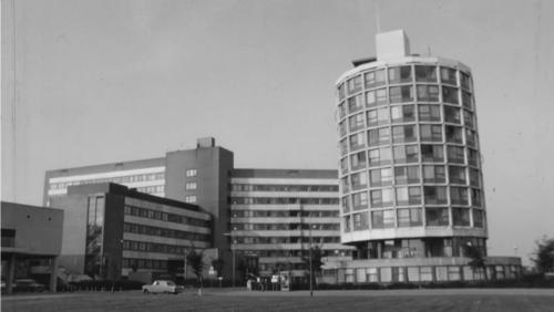 foto van flatgebouw waar zusters in werden ondergebracht