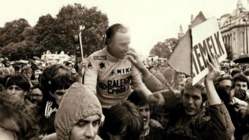 Joop Zoetemelk op de schouders na het winnen van de Tour in 1980