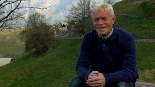 Peter Winnen lacht naar de camer tijdens een interview 
