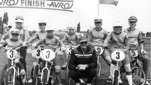 Oude foto met jonge fietscrossers