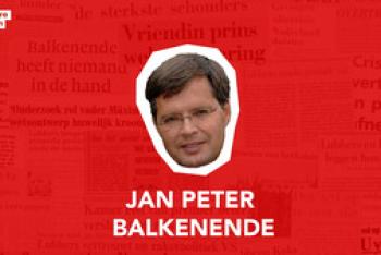 Foto van Jan Peter Balkenende op een rood vlak.